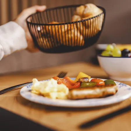 The Gast House Zell Am ホテル 4*